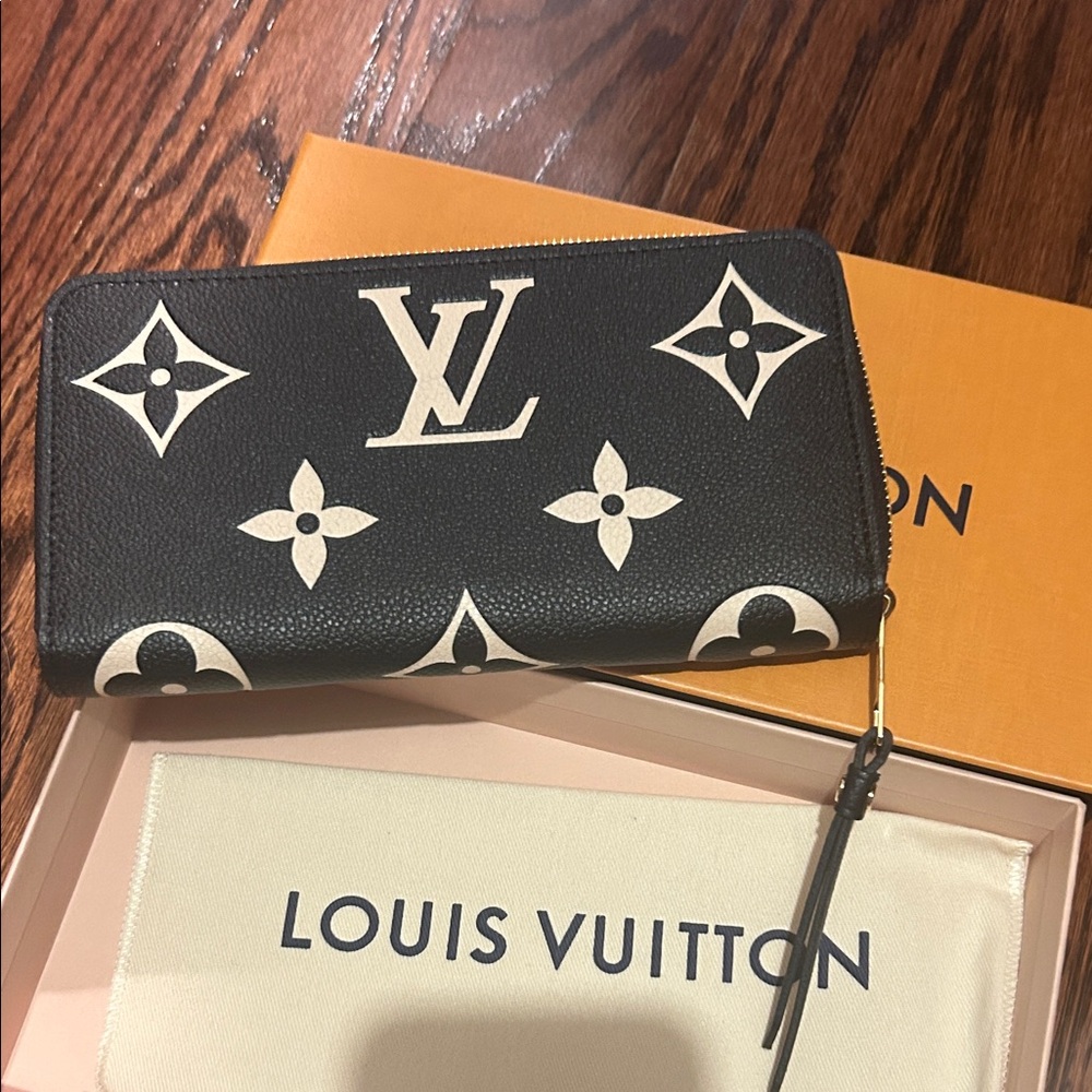 Louis Vuitton Black and Cream Monogram Wallet